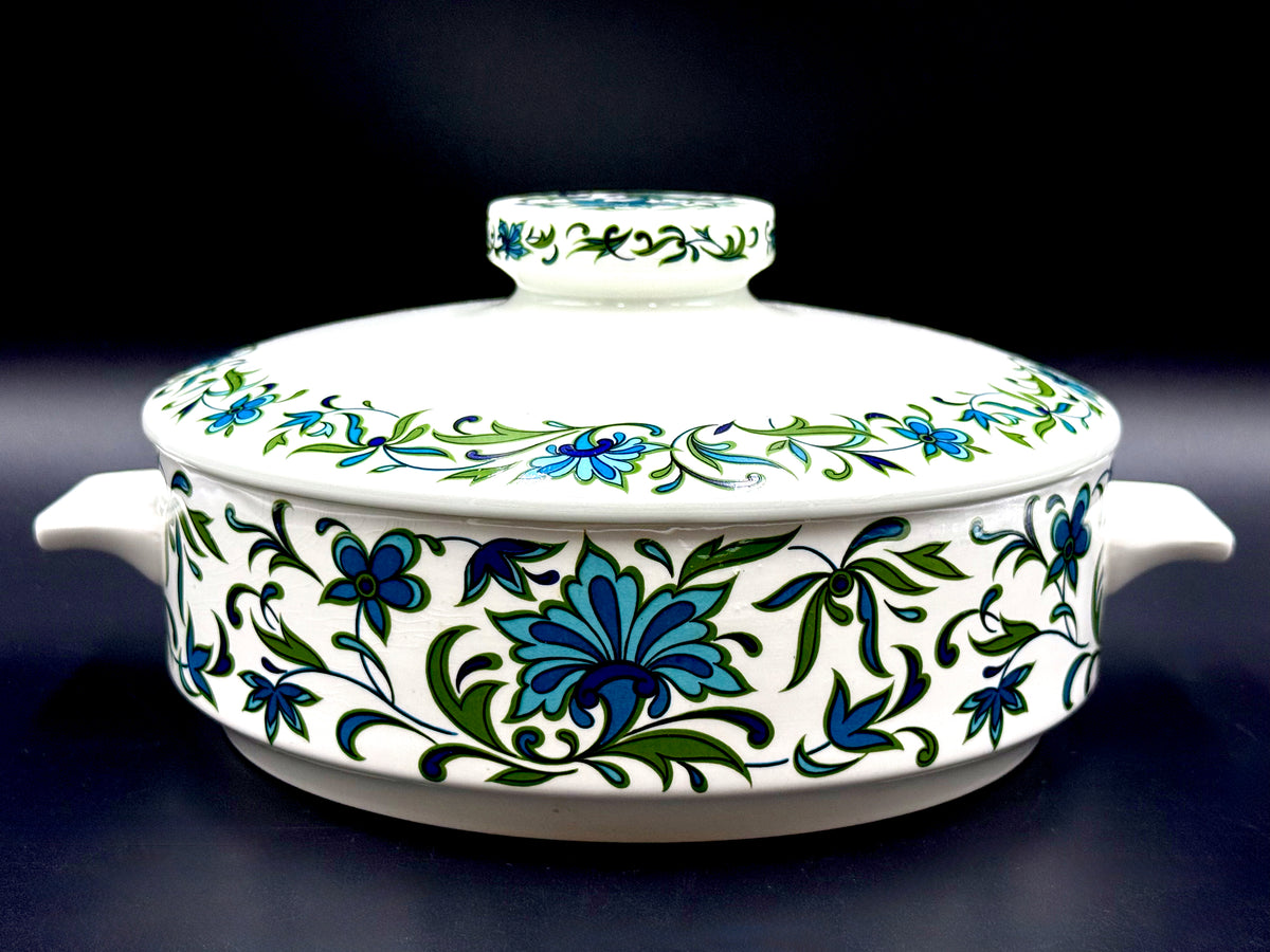 Plat à légumes rond couvert « Jardin espagnol » de 20 cm (8 po) de diamètre, Midwinter (Angleterre) | Création de Jessie Tait