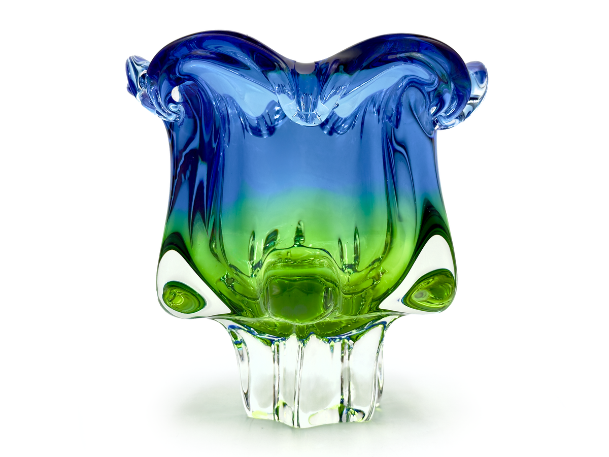 Centro de mesa Sklarna Chřibská (Checoslovaquia) Art Glass de 16,5", en rosa/azul | Diseñado por Josef Hospodka