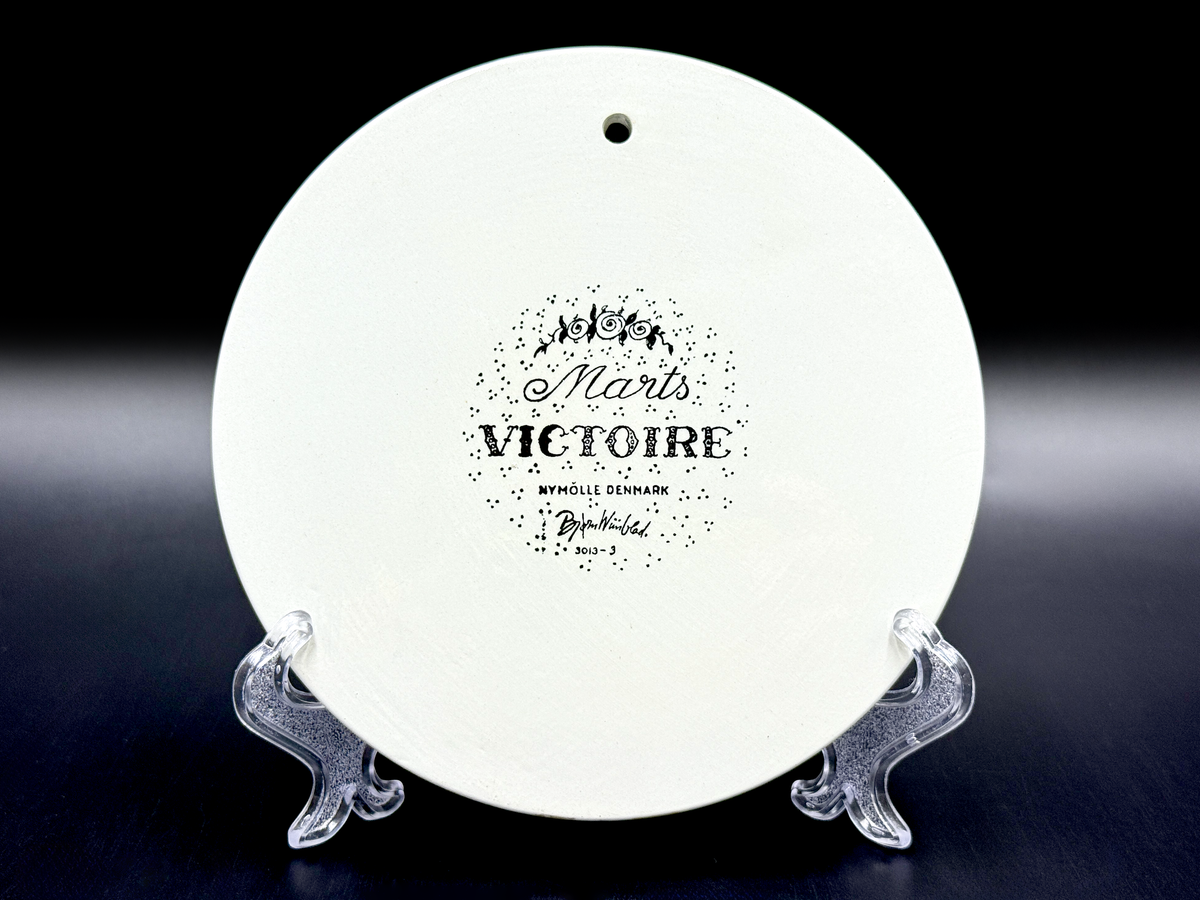 Nymølle (Danemark) Calendrier Plaques - Mars 'Victoire' 6" Plaque murale | Conçu par Bjørn Wiinblad