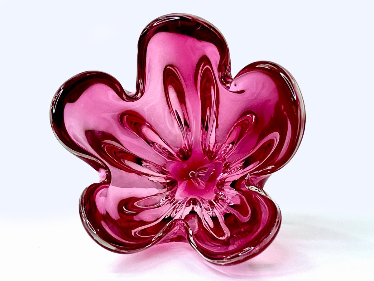 Iwatsu Glass (Japón) de su gama Hineri | Jarrón/centro de mesa de vidrio artístico con forma de pañuelo de 16,5 cm, en color rosa arándano