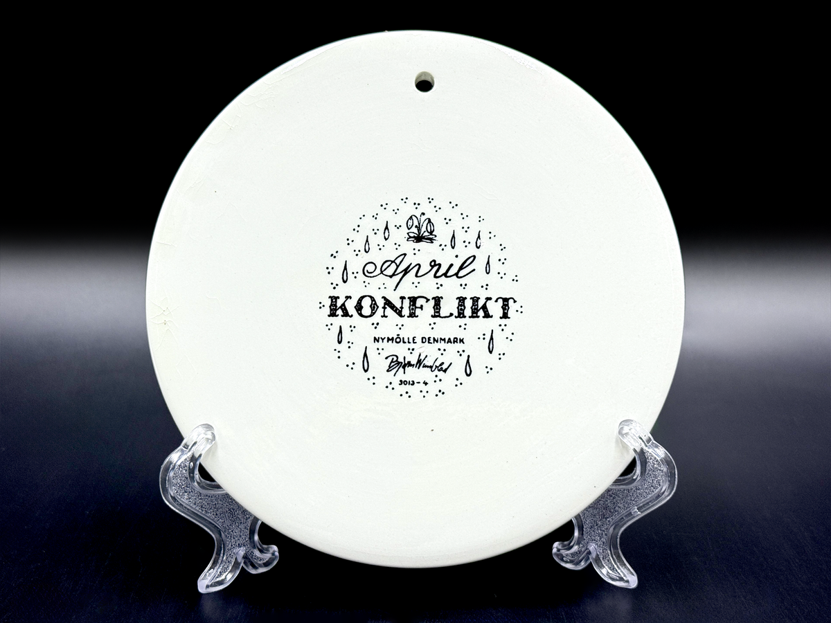 Plaques de calendrier de Nymølle (Danemark) - Plaque murale d'avril 'Konflikt' 6" | Conçue par Bjørn Wiinblad