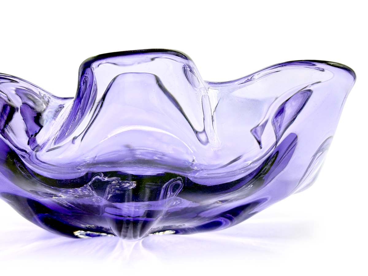 Iwatsu Glass (Japon), collection Hineri | Centre de table en verre d'art de 28 cm, couleur violette 
