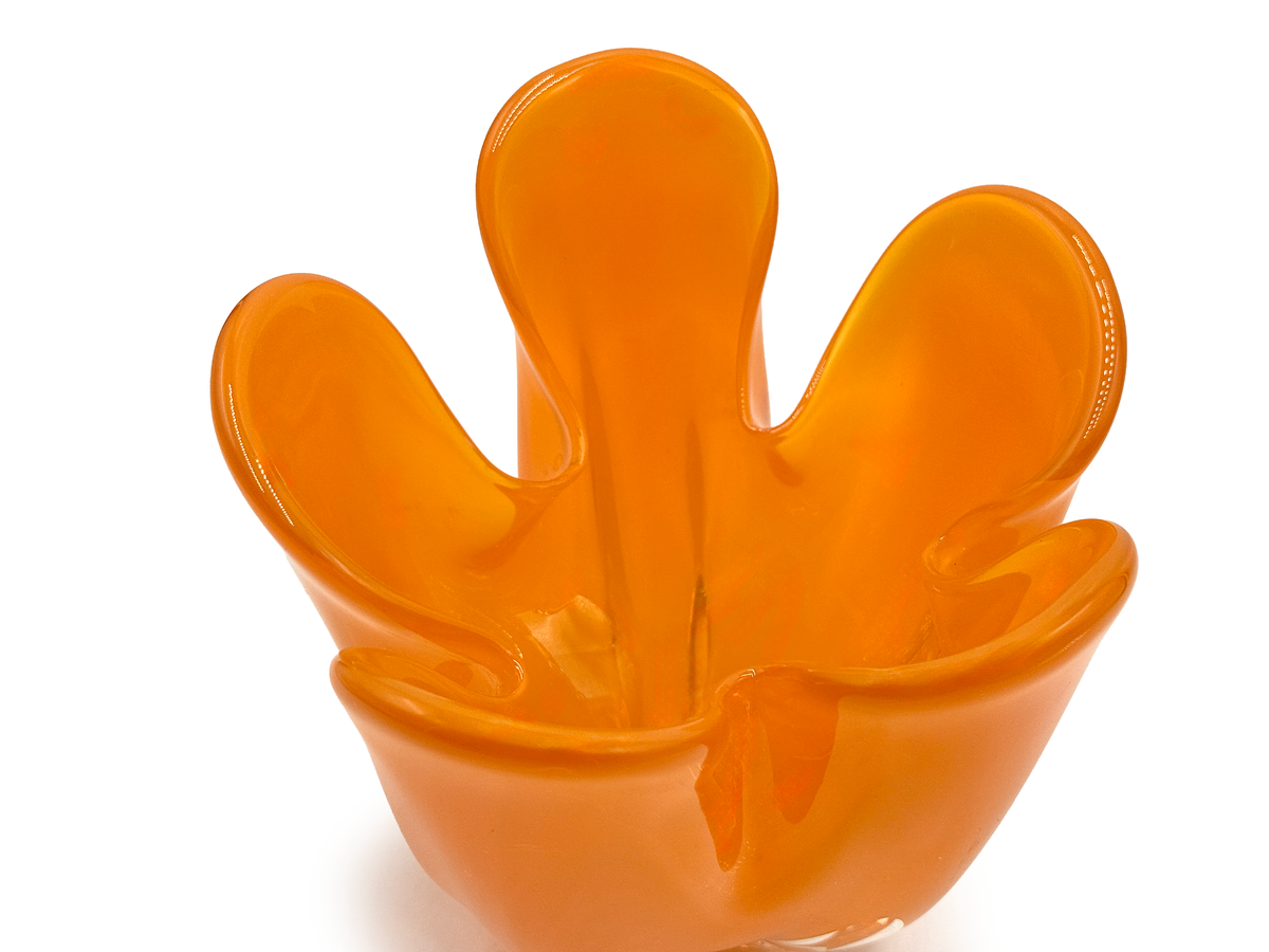 Iwatsu Glass (Japón) de su gama Hineri | Jarrón/centro de mesa de vidrio artístico con forma de pañuelo de 18 cm, en color naranja 