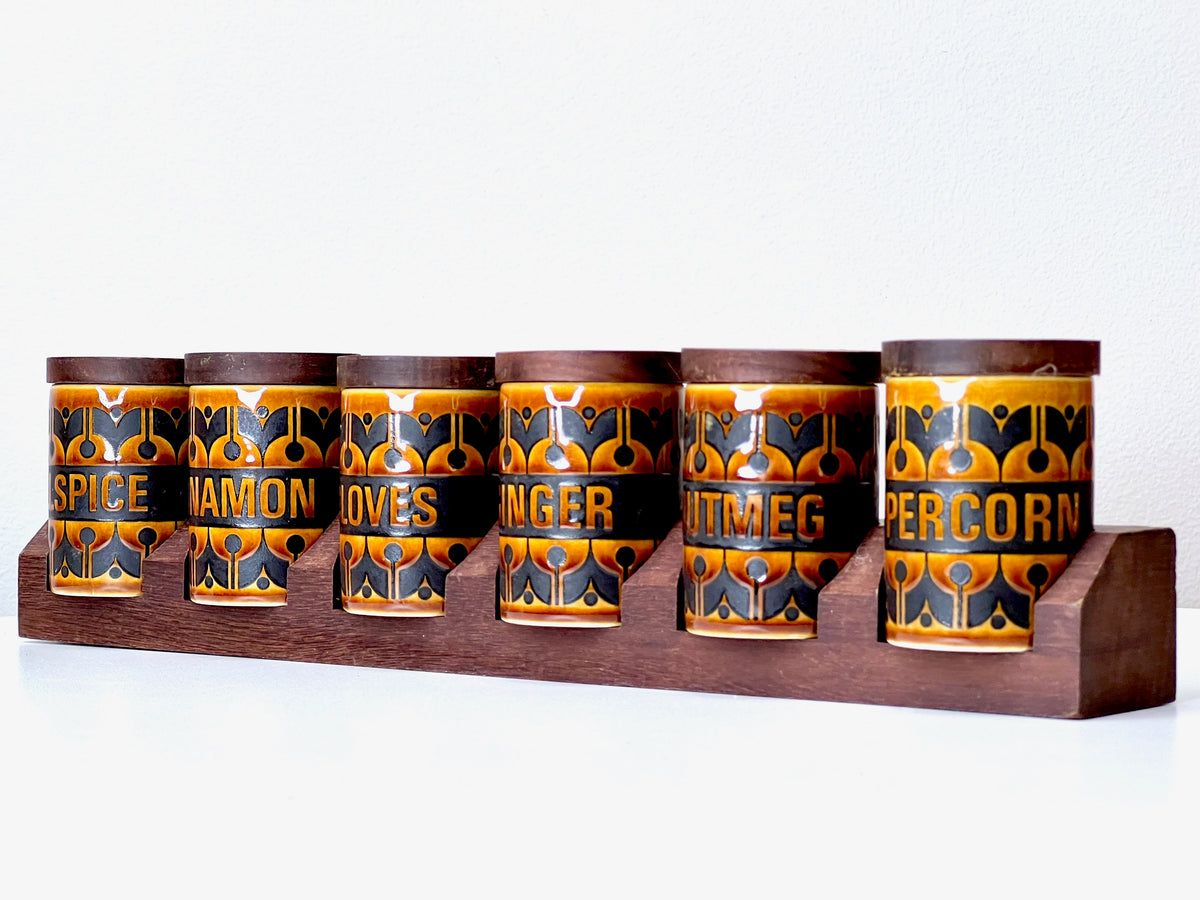 Hornsea Pottery (Angleterre) « Heirloom » en marron automnal, pots à épices (x6) et étagère à épices – Ensemble complet