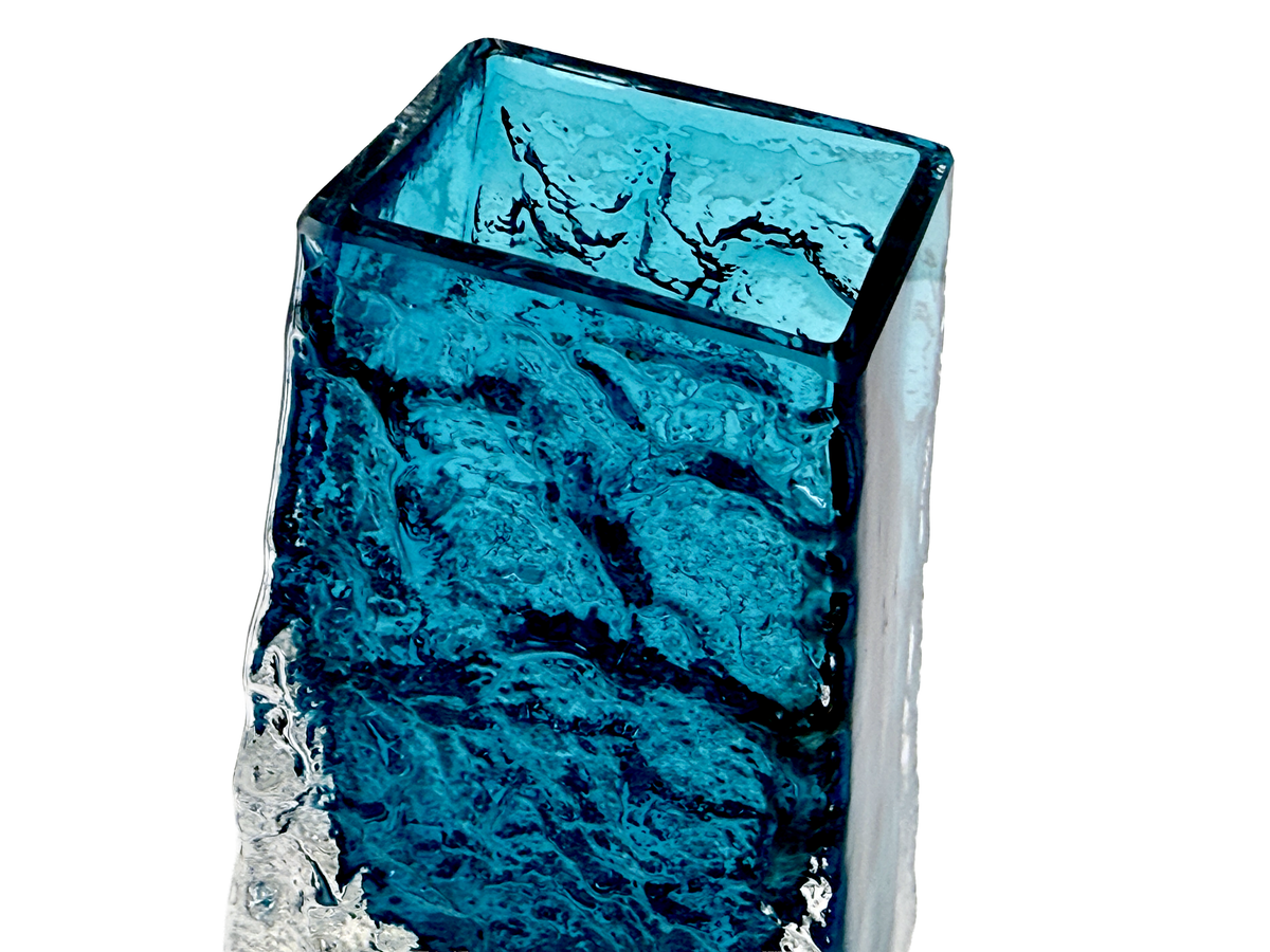 Vase « Cercueil » 12,7 cm (5 po) Whitefriars (Angleterre), coloris Bleu Martin-pêcheur, modèle n° 9686 | Création de Geoffrey Baxter