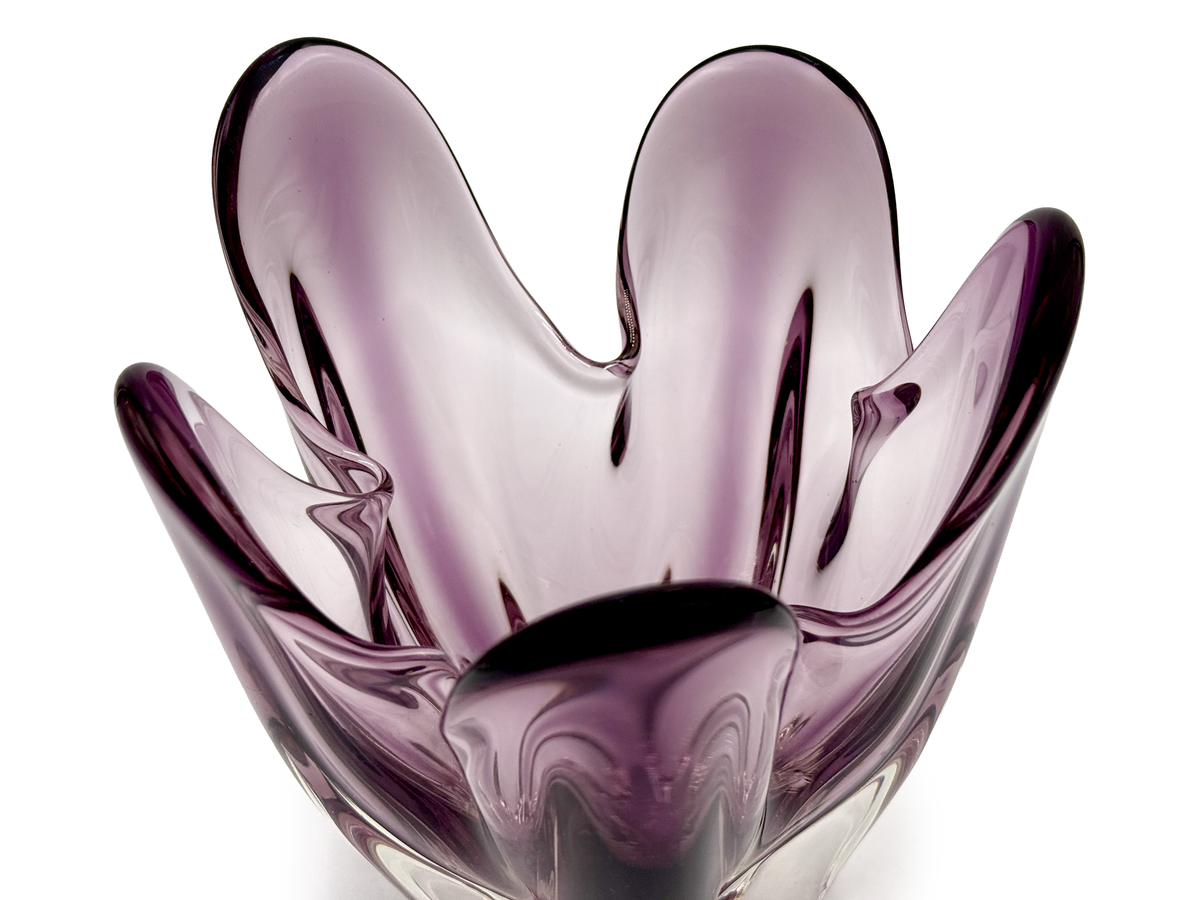 Iwatsu Glass (Japón) de su gama Hineri | Jarrón/centro de mesa de vidrio artístico con forma de pañuelo de 18 cm, color ciruela 