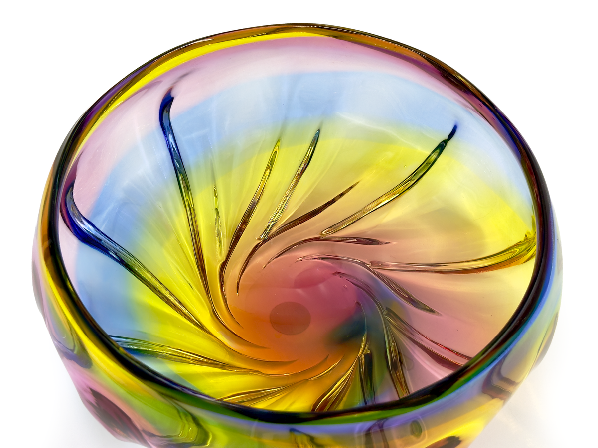 Centro de mesa de vidrio artístico "Arcoíris" de 9,5" de Iwatsu Glass (Japón), en azul, rosa y amarillo. *HALLAZGO RARO* 