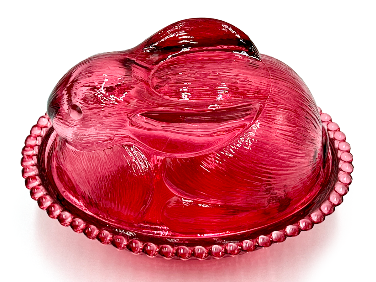 Indiana Glass Co (États-Unis) « Bunny-On-Nest » en rose canneberge
