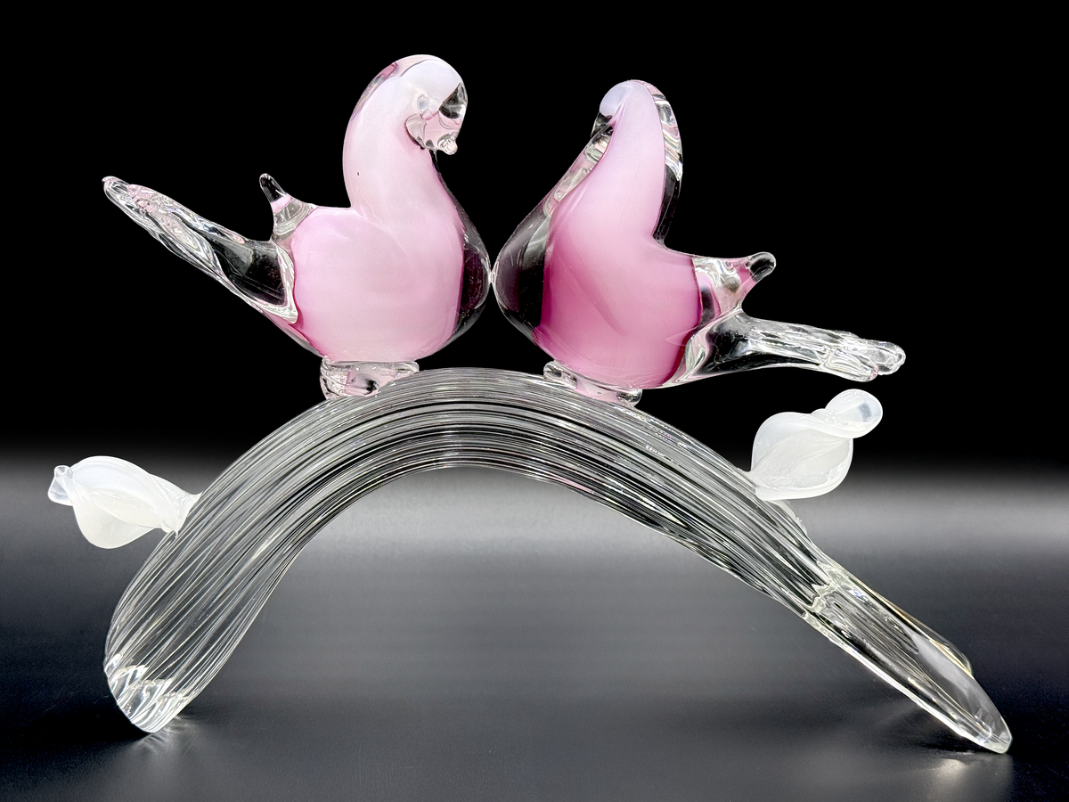 Pájaros en una rama de vidrio artístico de 10", color rosa alabastro *HALLAZGO RARO*