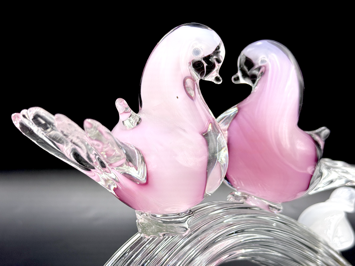 Pájaros en una rama de vidrio artístico de 10", color rosa alabastro *HALLAZGO RARO*