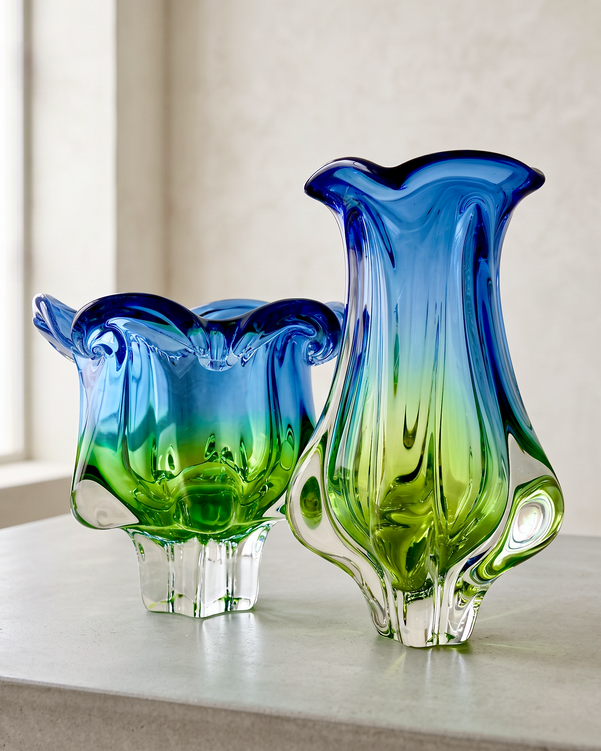 Centro de mesa Sklarna Chřibská (Checoslovaquia) Art Glass de 16,5", en rosa/azul | Diseñado por Josef Hospodka