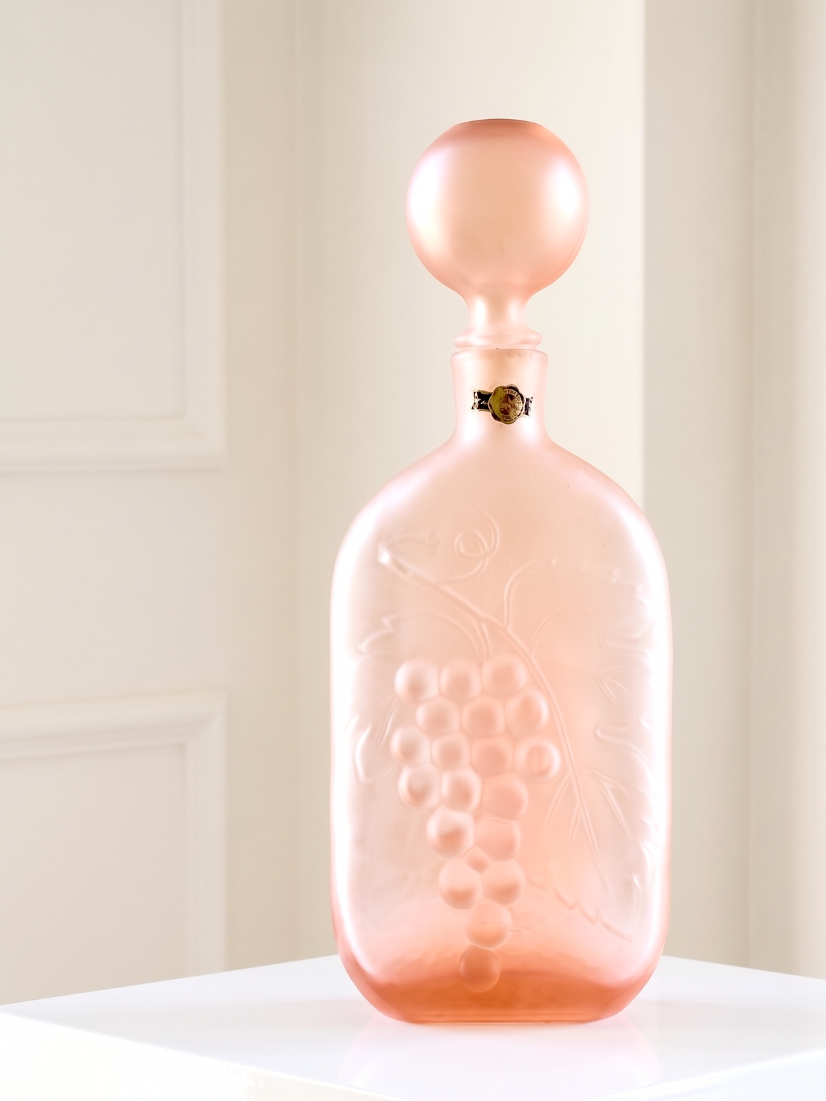 Vetreria Artigiana Samminiatello (Empoli, Italia) Decantador/Botella de 14", 'Uvas' en rosa (esmerilado) *HALLAZGO RARO*