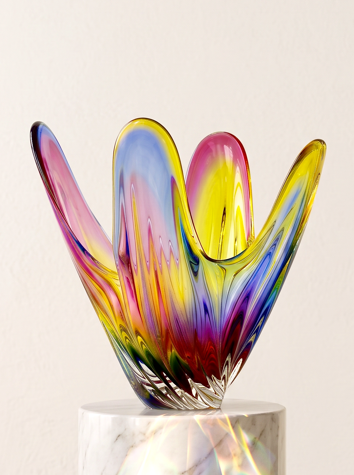 Jarrón de vidrio artístico "Arcoíris" de 23 cm de Hokuyo Glass (Japón), en azul, rosa y amarillo. *¡HALLAZGO RARO!* 