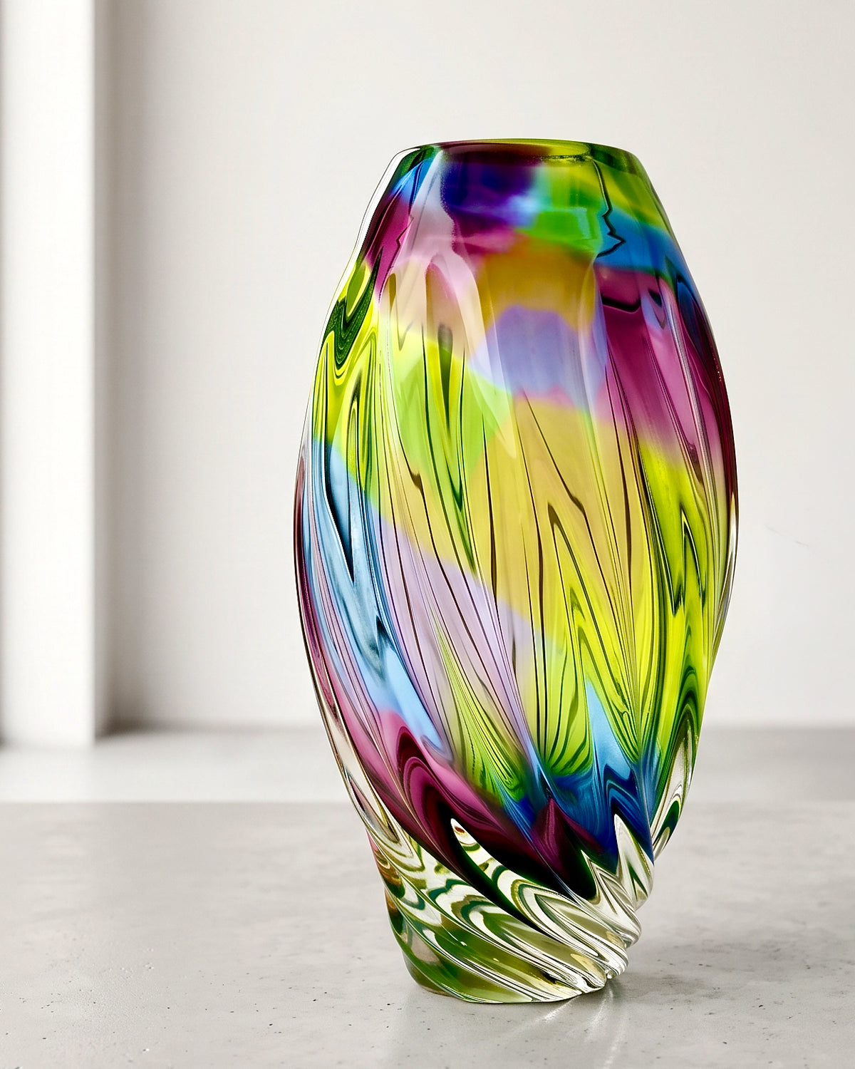 Iwatsu Glass (Japón) de su gama ArtGlass | Jarrón de vidrio artístico "Arcoíris" de 23 cm, en azul, verde chartreuse y rosa. *¡HALLAZGO RARO!* 