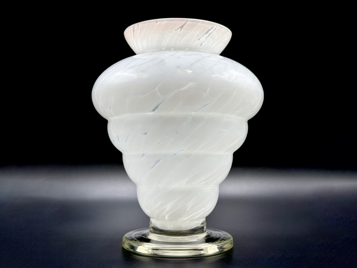 Jarrón de cristal Crown Crystal Glass (Australia) 'Melon Rib' de 8", en escamas de piedra con detalles en rosa *HALLAZGO RARO*