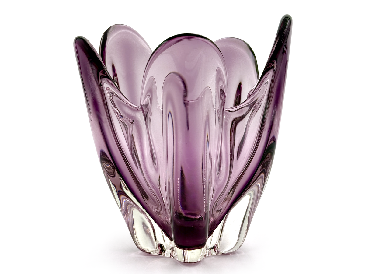 Iwatsu Glass (Japón) de su gama Hineri | Jarrón/centro de mesa de vidrio artístico con forma de pañuelo de 18 cm, color ciruela 