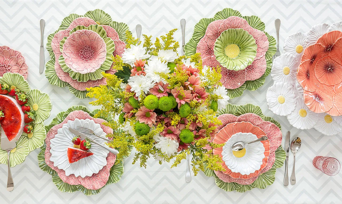 Bordallo Pinheiro (Portugal) 'Maria Flor' in the Dahlia design, 11" Dinner Plate